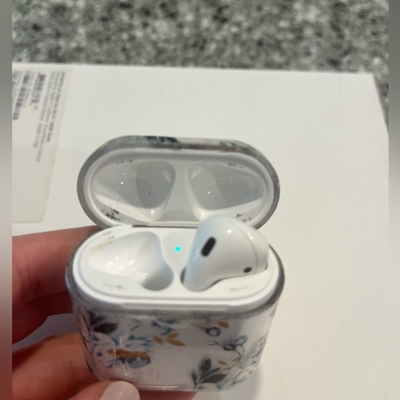 Apple AirPods and case- missing left airpod - Picture 6 of 7